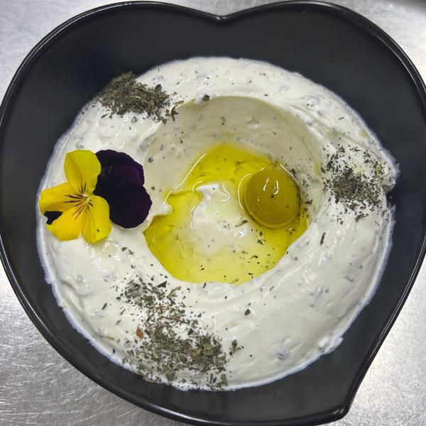 Labneh cu usturoi și mentă