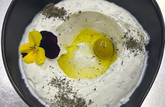 Labneh cu usturoi și mentă